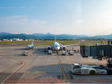 Bergamo, İtalya. Mayıs 2018. Düşük maliyetli bir havaalanında bir grup yolcu uçağıyla...