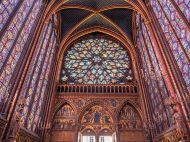 Paris, Fransa. Ekim 2019 civarı. Sainte-Chapelle 'in ya da Kutsal Şapel' in içi güzel vitraylı camlarla dolu gotik bir bina..