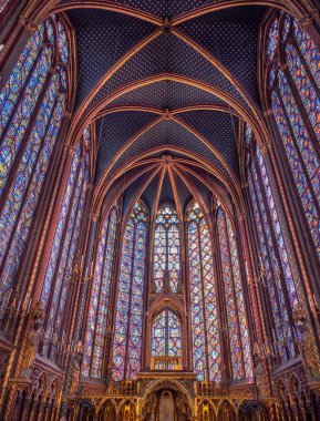 Paris, Fransa. Ekim 2019 civarı. Sainte-Chapelle 'in ya da Kutsal Şapel' in içi güzel vitraylı camlarla dolu gotik bir bina..