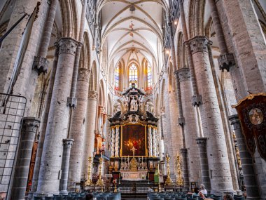 Gent, Belçika, Ekim 2019. Gent, Belçika 'daki Saint Nicholas Kilisesi' nin içi. Romanesque ve Scheldt Gotik tarzında önemli bir bina. Sunak, sütun ve kemer.