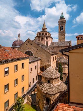 İtalya 'nın Bergamo kentindeki ana manzaralı binalar ve çatılar. Santa Maria Maggiore Bazilikası, Cappella Colleoni ve Katedral