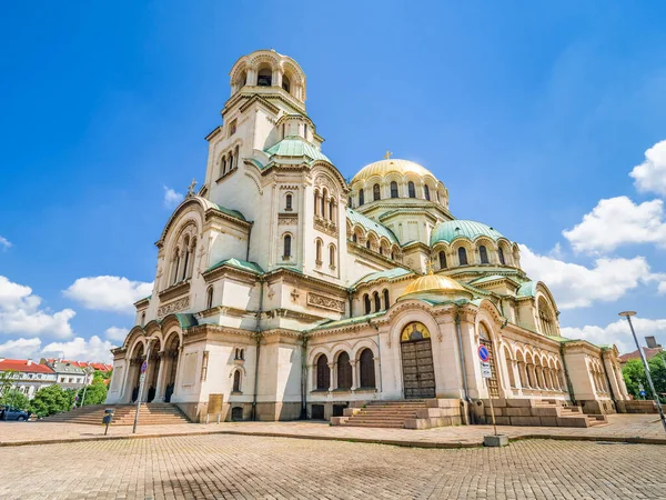 Catedral Alexander Nevsky en Sofía, Bulgaria en un día soleado . — Foto de Stock