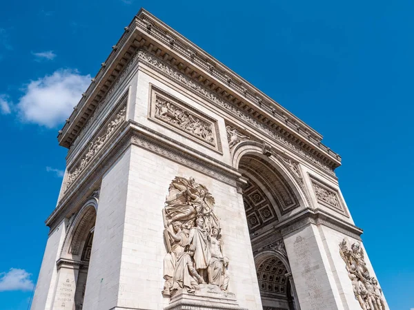 Arco del triunfo en un día soleado en París, Francia . — Foto de Stock