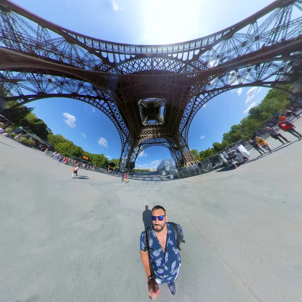 Petite planète sphère à 360 degrés. Vue panoramique d'un touriste au pied de la tour Eiffel — Photo