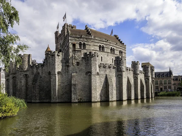 Castillo de los Condes junto al río Lys en Gante, Bélgica. Famosa fortaleza en el casco antiguo de Gent. Hermosa arquitectura y monumentos de la ciudad medieval en un día soleado . —  Fotos de Stock