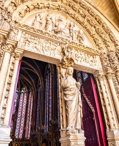Paris, Frankreich. ca. Oktober 2019. eintritt in die sainte-kapelle oder heilige kapelle, ein gotisches gebäude voller schöner fensterfenster. — Stockfoto