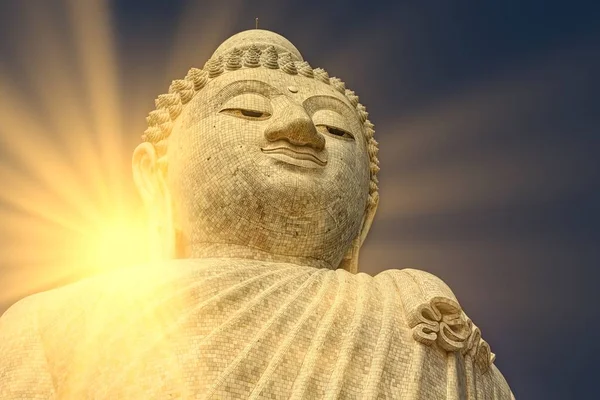 Великий Будда Пхукеті Таїланд Сонячними Променями Тонограма — стокове фото