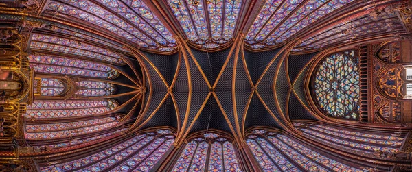 Paryż, Francja. Około października 2019 r. Panorama sufitu Świętej Kaplicy, gotyckiego budynku pełnego pięknych witraży. — Zdjęcie stockowe