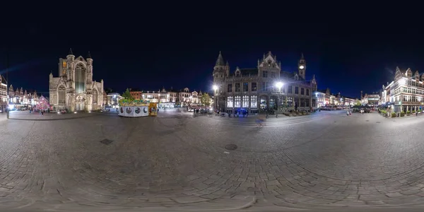 Gent, Belçika. Kasım 2019,360 derece civarındaki Saint Nicholas Kilisesi 'nin gece manzarası. Eşkenar dikdörtgen projeksiyon çevre haritası. Tam küresel panorama. — Stok fotoğraf