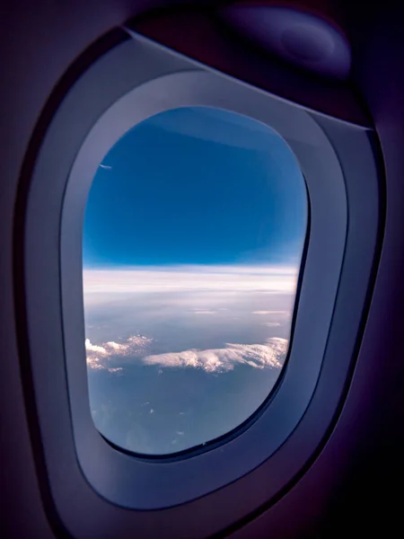 Воздушный обзор облаков с самолета — стоковое фото