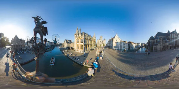 Gante, Belgium.Circa Noviembre 2019.360 grados panorama del Graslei, muelle en el paseo marítimo junto al río y el puente de San Miguel. Mapa del entorno de proyección equivalente. Panorama esférico . — Foto de Stock