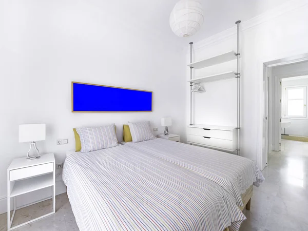 Plantilla Imagen Blanco Dormitorio Limpio Luminoso Con Cama Edredón Mesas — Foto de Stock