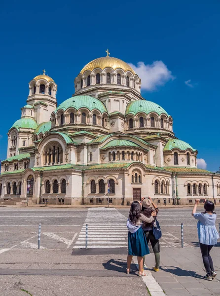 Sofía, Bulgaria. Alrededor de septiembre 2019. Turistas en la catedral Alexander Nevsky en un día soleado . — Foto de Stock