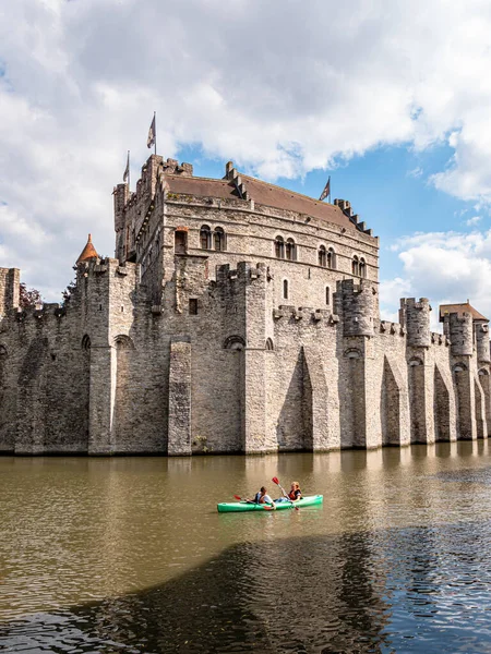 Gand, Belgique, vers août 2019. Les gens avec kayak à côté du château des comtes à côté de la rivière Lys. Belle architecture et monuments de la ville médiévale par une journée ensoleillée . — Photo