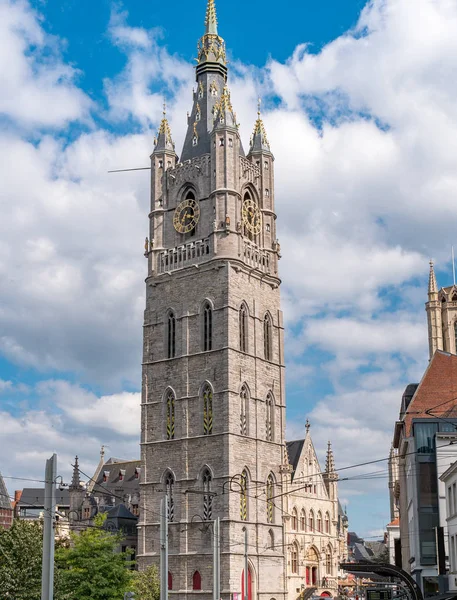 Detalle de la parte superior del campanario de Gante en un día soleado. Hermosa arquitectura y punto de referencia de la ciudad medieval de Gent en Bélgica en verano . —  Fotos de Stock