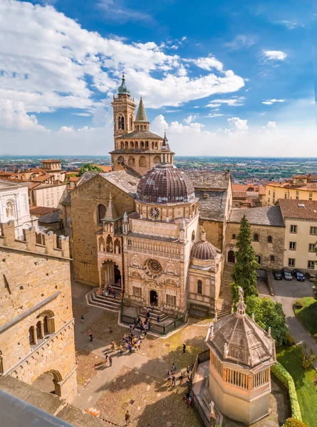 阳光灿烂的意大利Bergamo的Citta Alta的Santa Maria Maggiore和Cappella Colleoni大教堂的空中景观 — 图库照片