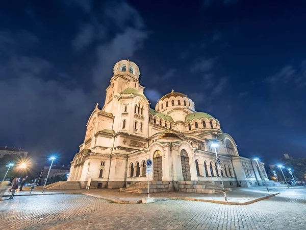Geceleri Bulgaristan 'ın Sofya kentindeki Alexander Nevsky katedrali.
