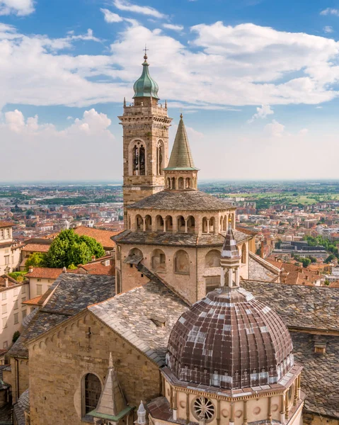 Güneşli bir günde İtalya 'nın Bergamo kentindeki Citta Alta' da Santa Maria Maggiore Bazilikası ve Cappella Colleoni 'nin hava manzarası