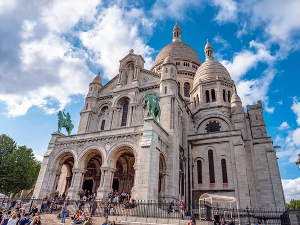 Paris, Fransa. Ekim 2019 civarı. İsa 'nın Kutsal Yüreğinde Turistler. — Stok fotoğraf