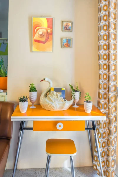レトロテーブル、古いポスター、植物やセラミック白鳥とヴィンテージ装飾 — ストック写真