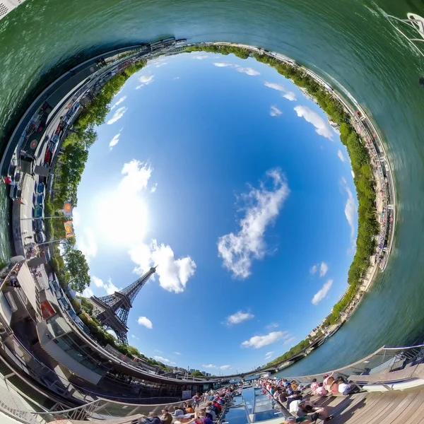 Paris, France. Vers septembre 2019. Petite planète sphère inversée à 360 degrés. Vue panoramique des touristes sur un bateau de croisière et la tour Eiffel en arrière-plan . — Photo