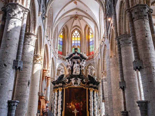 Gante, Bélgica, alrededor de octubre de 2019.Interior de la Iglesia de San Nicolás en Gante, Bélgica. Importante edificio de estilo románico y gótico Scheldt. Altar, columnas y arcos . — Foto de Stock