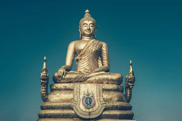 Buda Dorado Junto Gran Buda Phuket Tailandia Imagen Tonificada Con — Foto de Stock