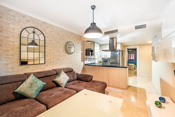 Kanepe, retro lamba, mermer zemin, antika saat, Mirrow, minimal mobilya ve terası olan modern bir oturma odası dekorasyonu..