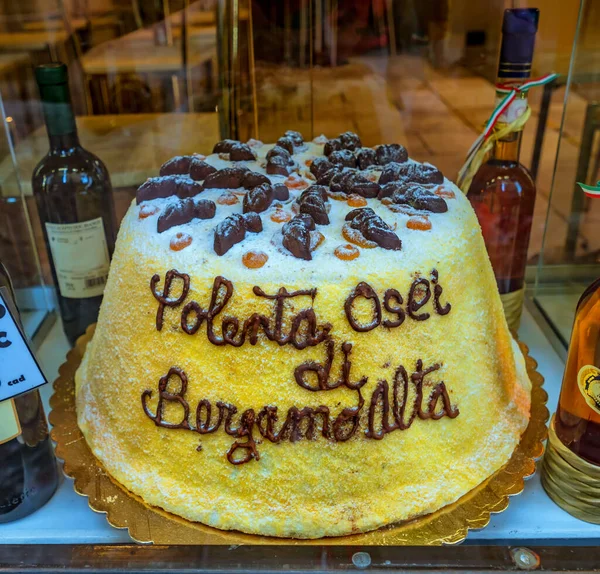 Bolo Polenta Tradicional Amarelo Grande Uma Exposição Janela — Fotografia de Stock