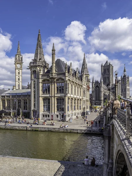 Gent, Belçika, Ağustos 2019. Graslei 'deki insanlar, güneşli bir günde Gent, Belçika ve St. Michael Köprüsü' ndeki Lys nehrinin yanındaki rıhtımda. Ortaçağ şehrinin güzel mimarisi. — Stok fotoğraf