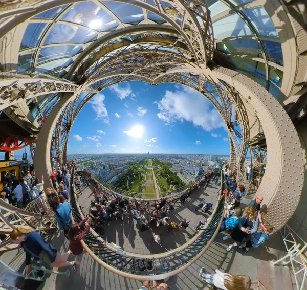 Paris, France. Vers septembre 2019. Petite planète sphère à 360 degrés. Vue panoramique des touristes visitant la tour Eiffel. Camps de Mars en arrière-plan . — Photo