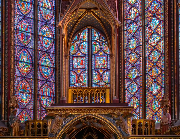 Párizs, Franciaország. 2019. október körül. A Szent-kápolna vagy a Szent-kápolna belseje, egy gótikus épület, tele gyönyörű festett üvegablakokkal.. — Stock Fotó
