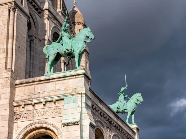 Esculturas en la fachada Basílica del Sagrado Corazón de Jesús en París, Francia . — Foto de Stock