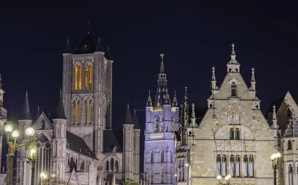 Graslei 'deki binalar, Gent, Belçika' daki Lys nehrinin yanındaki rıhtımda rıhtımlar ve alacakaranlıkta St. Michael Köprüsü. Gent eski kasabası geceleri aydınlatılmış binalarıyla ünlüdür. Güzel mimar. — Stok fotoğraf