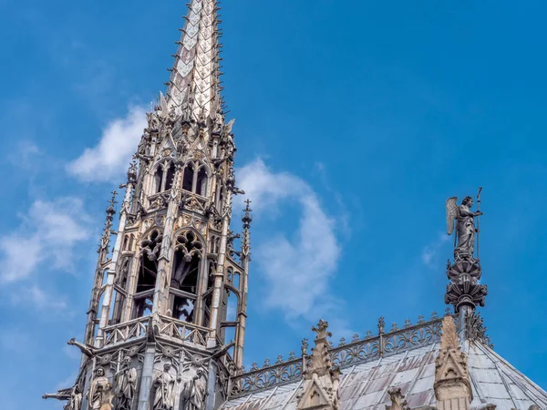 Torre de la Sainte-Chapelle o Capilla Santa, un edificio gótico lleno de hermosas vidrieras en París, Francia — Foto de Stock