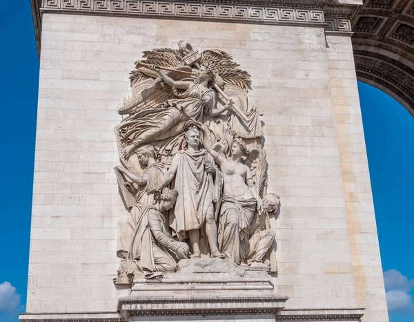 Detail of the Arch of Triumph on a sunny day in Paris, France. — Stock Photo, Image
