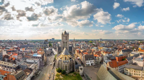 Panorama aéreo de la iglesia de San Nicolás y paisaje urbano de Gante desde el campanario de Gante en un día soleado. Edificio importante en estilo románico y gótico Scheldt —  Fotos de Stock