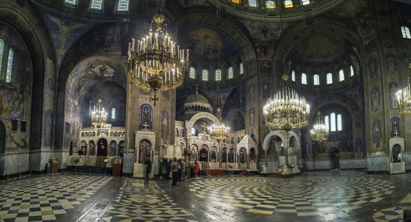 Sofia, Bulgarie. Vers juillet 2018. Vue panoramique de l'intérieur de la cathédrale Alexandre Nevsky — Photo