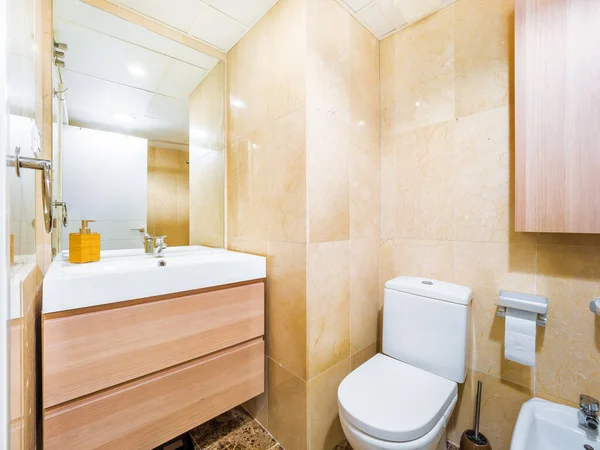 Czyste Jasne Wnętrze Łazienki Białą Toaletą Marmurowe Płytki Oryginalna Przestrzeń — Zdjęcie stockowe