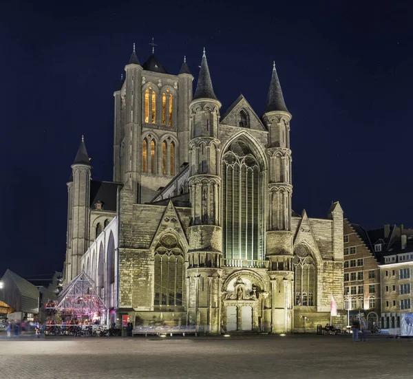 Geceleri Gent 'teki Aziz Niklas Kilisesi cephesi. Belçika 'nın tarihi merkezi Gent' teki Romanesque ve Scheldt Gotik tarzının en önemli yapı ve simgelerinden biri.. — Stok fotoğraf