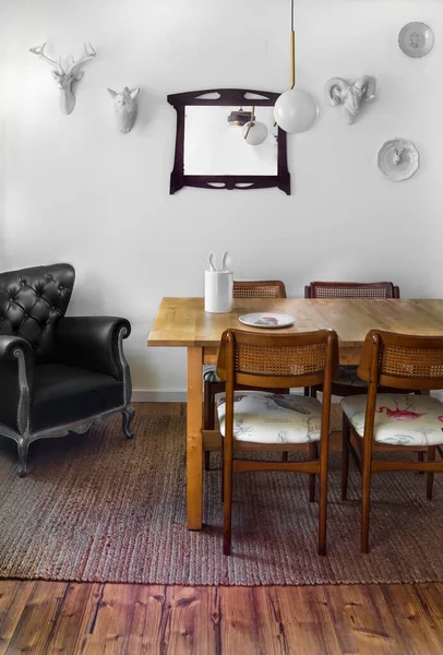 Ahşap zeminli, eski ahşap sandalyeli ve masalı tanıdık bir oturma odasının modern iç dekorasyonu.. — Stok fotoğraf