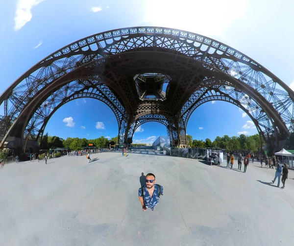 Petite planète sphère à 360 degrés. Vue panoramique d'un touriste au pied de la tour Eiffel — Photo