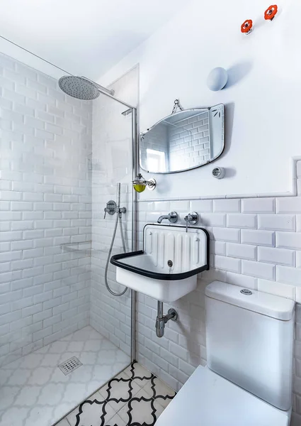 Vintage interior kamar mandi di baja dan ubin klasik. Wastafel cekungan asli dalam logam pernis putih dan karet hitam. Cermin antik . — Stok Foto