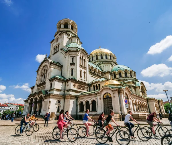 Sofia, Bulgarije. Circa september 2019. Toeristen op fietsen in Alexander Nevsky kathedraal op een zonnige dag. — Stockfoto