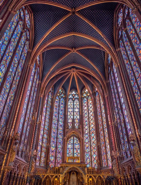 法国巴黎。 2019年10月。 圣查普尔（Sainte-Chapelle）或圣堂（Holy Chapel）的内部，一座布满漂亮彩色玻璃窗户的哥特式建筑. — 图库照片