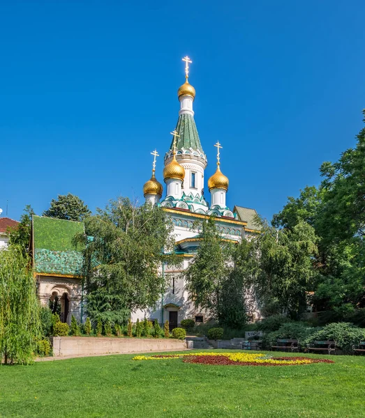 Ρωσική Εκκλησία, επίσημα γνωστή ως η Εκκλησία του Αγίου Νικολάου "θαυματοποιός" στη Σόφια της Βουλγαρίας σε μια ηλιόλουστη μέρα — Φωτογραφία Αρχείου