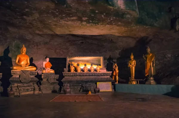 Buda Dourado Uma Caverna — Fotografia de Stock