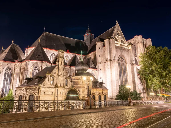 Buildings in the Graslei, quay in the promenade next to river Lys in Ghent, Belgium and St Michael's Bridge at dusk. Gent old town is famous for its beautiful illuminated buildings at night. — Stock Photo, Image