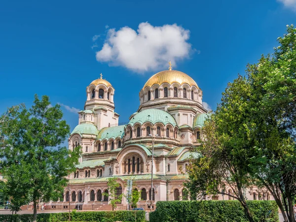 Alexander Nevsky kathedraal in Sofia, Bulgarije op een zonnige dag. — Stockfoto