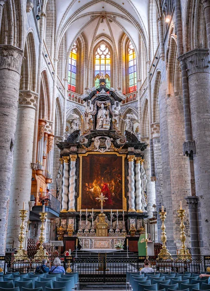 Gante, Bélgica, alrededor de octubre de 2019.Interior de la Iglesia de San Nicolás en Gante, Bélgica. Importante edificio de estilo románico y gótico Scheldt. Altar, columnas y arcos . — Foto de Stock